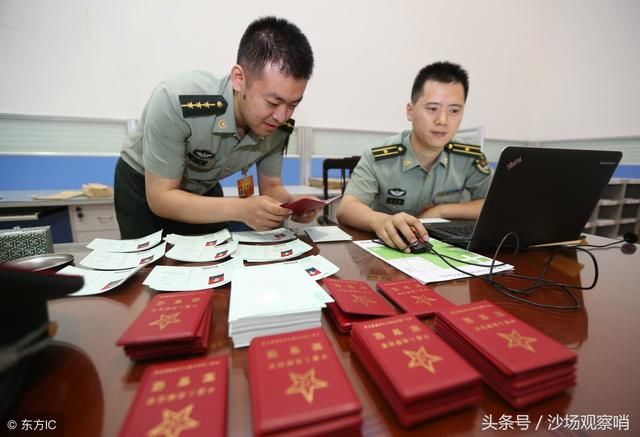 军队里的文职干部是国家干部队伍组成、教官是