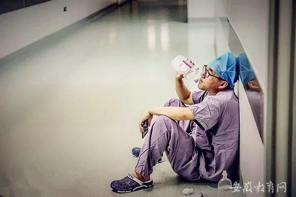 你们医生和老师就该无私奉献,凭什么多赚钱?