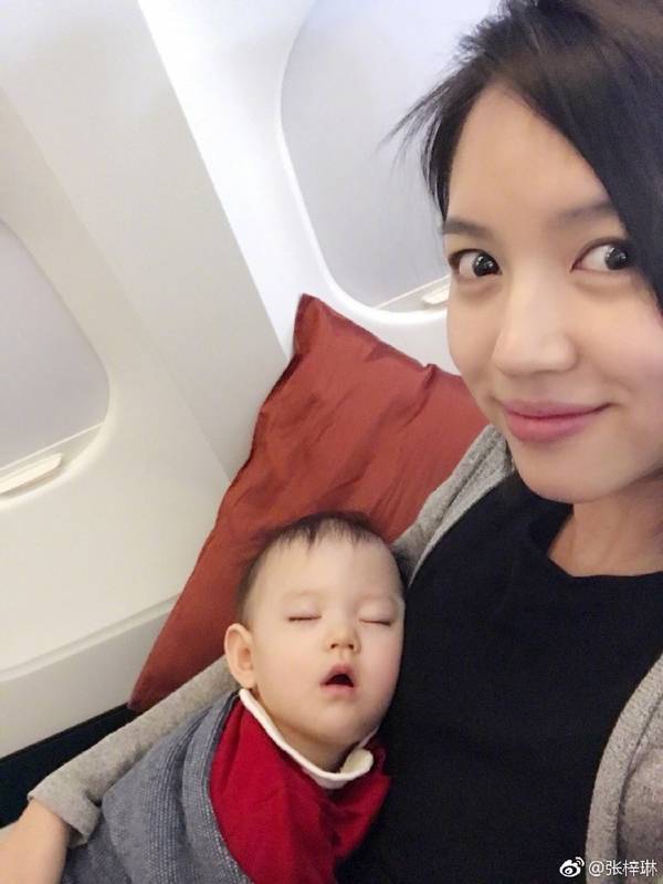 张梓琳抱着女儿说这种话,网友都不服气了!