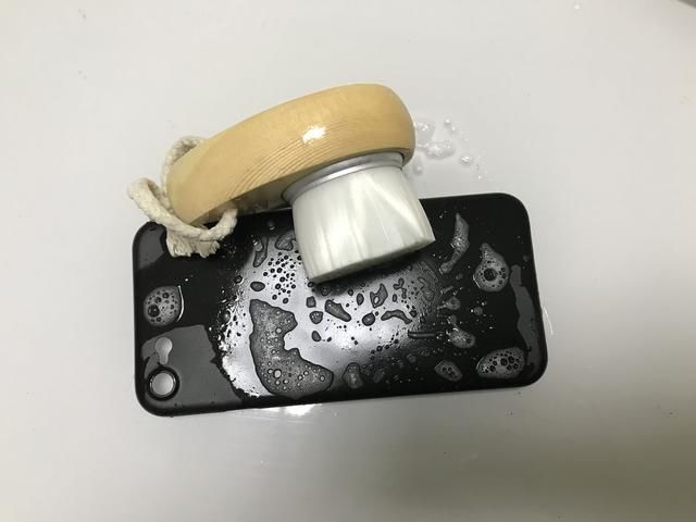 手机壳用久了发黄怎么办?成都小伙轻松一招教