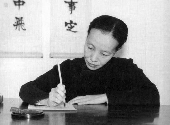 年冰心墓碑被亲孙子涂写教子无方,枉为人表,