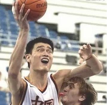 运动健身中的搞笑尴尬瞬间，不许动，举起手来