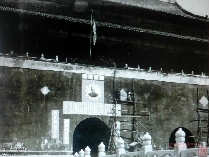 袁世凯和孙中山。 天安门原是明清两代皇城的正门，始建于明永乐十五年（1417年），建成于永乐十八年（1420年），因仿建于南京的承天门，故亦命名承天门，寓意“承天启运”、“受命于天”。天安门见证了中华大地的历史变迁。据记载，民国初年袁世凯妄图恢复帝制，曾把自己的画像挂在天安门，但他倒行逆施，众叛亲离，内外交困，被迫于1916年3月22日宣布取消帝制，同年6月6日病死。北伐完成后，“国父”孙中山的画像亦出现于天安门城楼上。