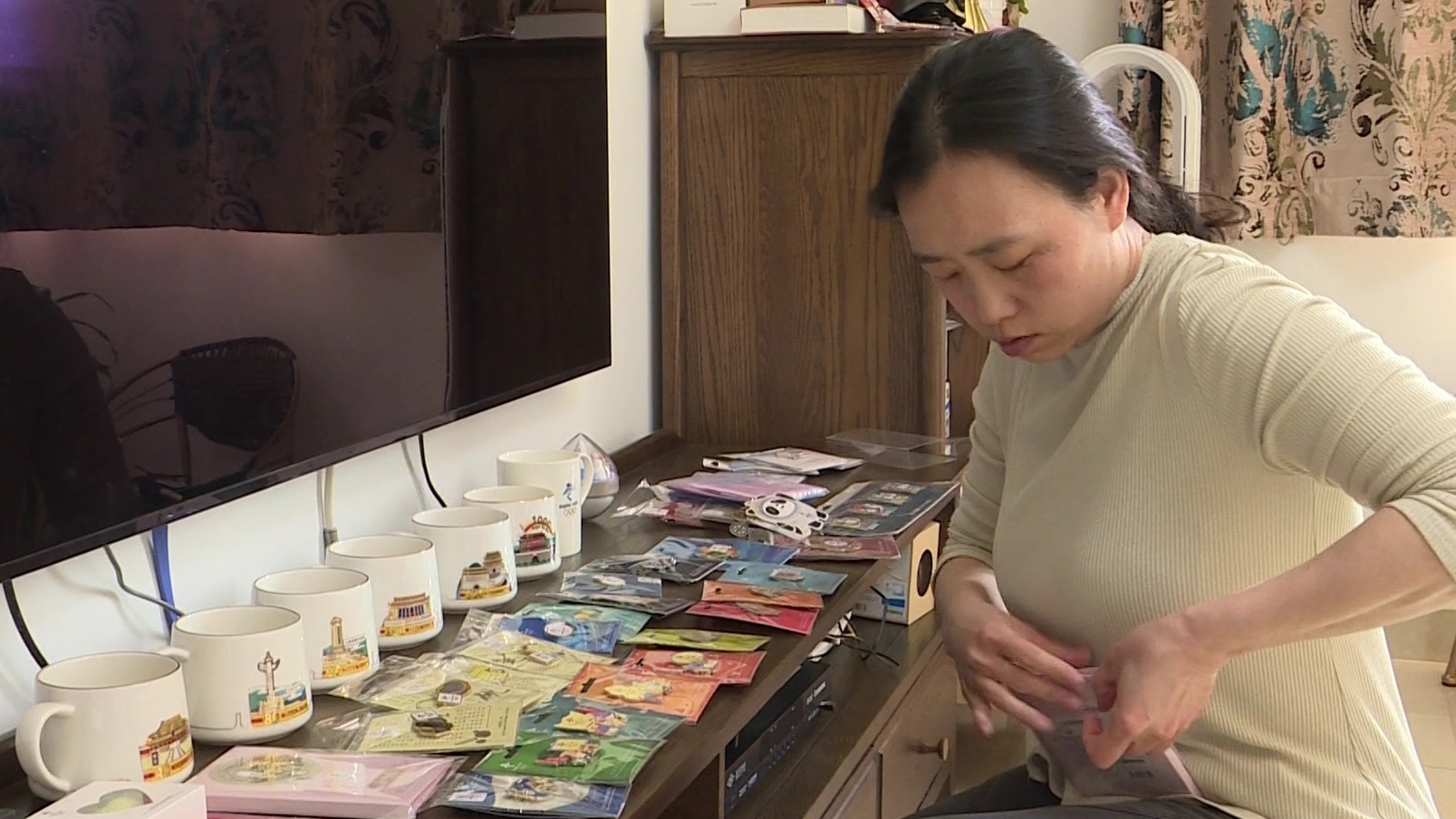 徽章收藏“达人”柯懿玲 送出500多枚冬奥徽章普及冬奥文化 徽章收藏“达人”柯懿玲 送出500多枚冬奥徽章普及冬奥文化