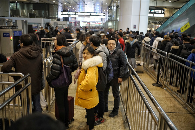 圖為北京南站負一層北側進站口,乘客準備進行安檢進入候車大廳.