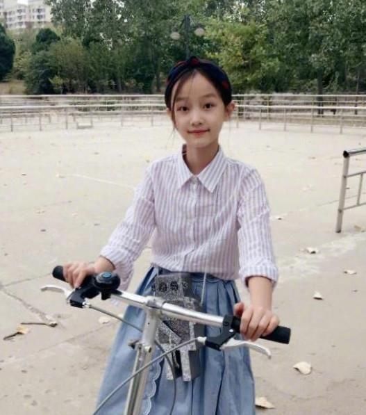 赵薇小女儿最新照片,10岁美成仙儿,网友:如同仙