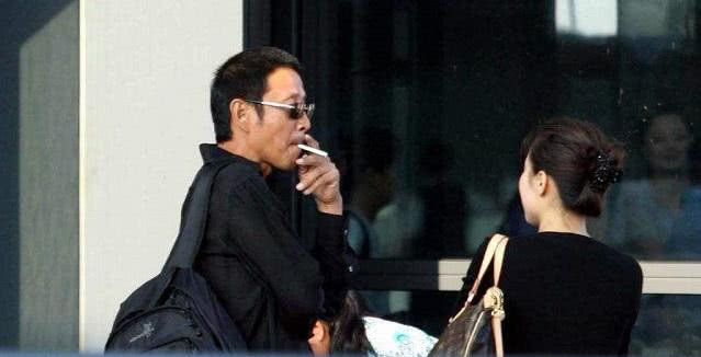 看明星大佬们都抽什么烟:冯小刚最爱中南海,马