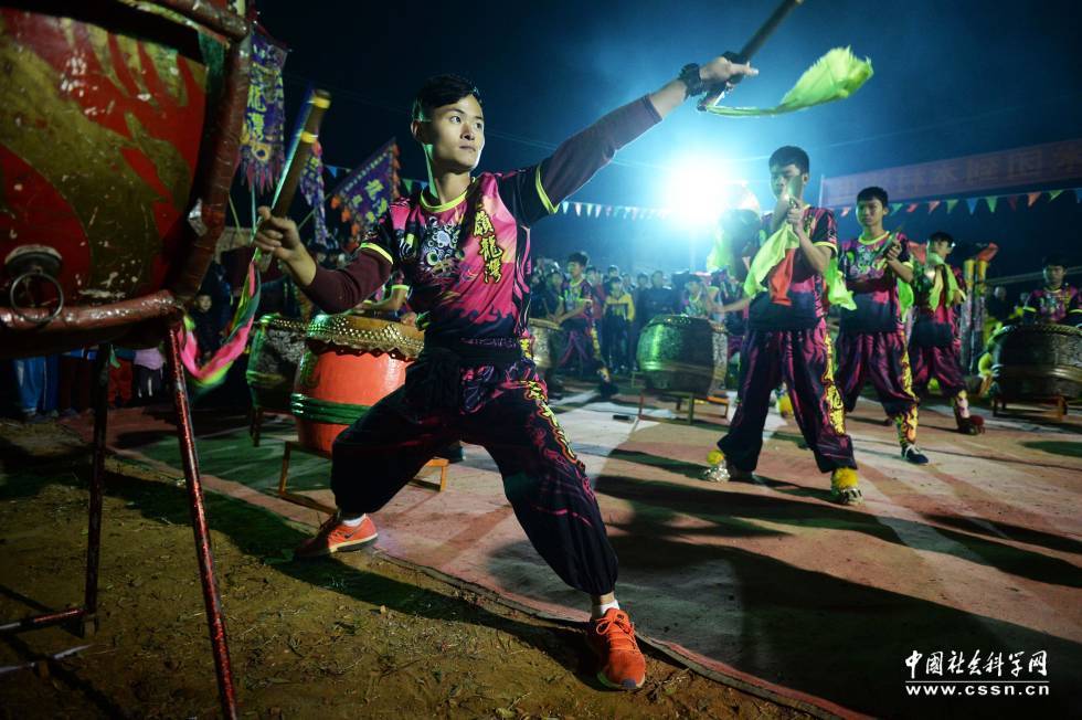 广东雷州官茂村年例"下火海"场面震撼 赤脚踩过火炭