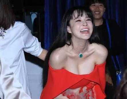 被邹市明老婆的CUP吓尿的你 一定没注意她的4D臀