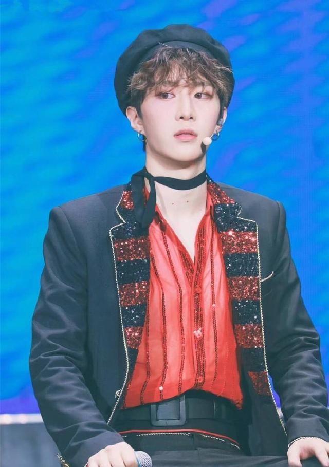 乐华七子成都见面会,范丞丞撩到炸裂,偷吃饼干