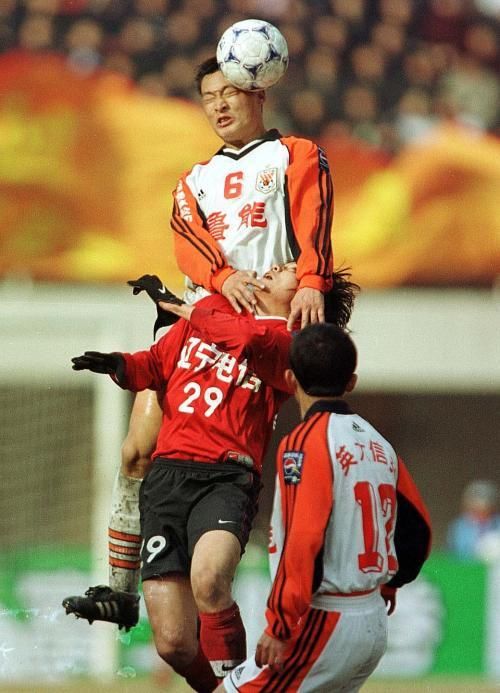 他是中国顶尖级中后卫,身体强悍铲球凶狠,却因