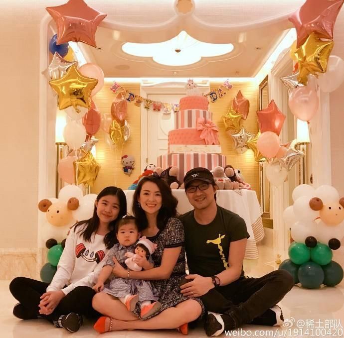 章子怡晒女儿两周岁生日照,孩子果然是洗白的