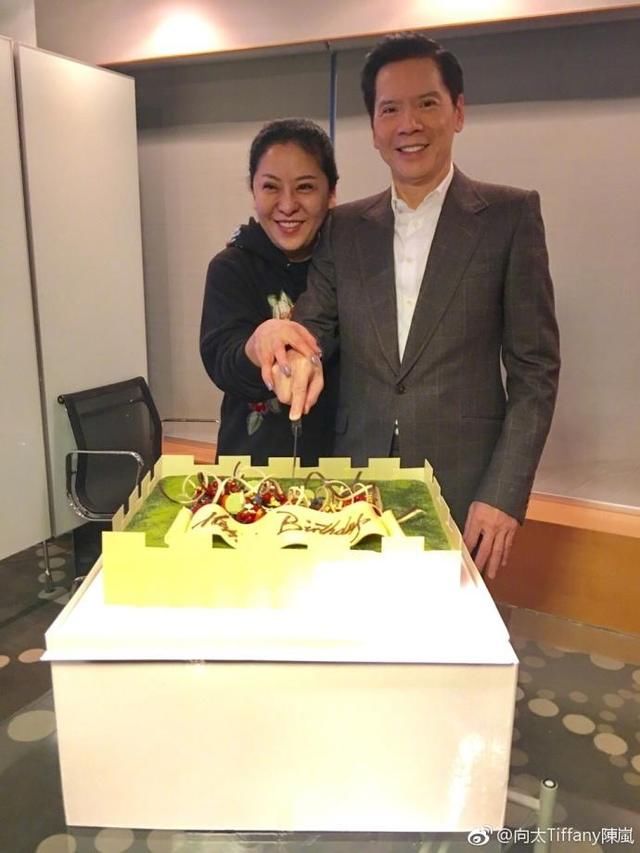 70岁男人是个宝,向华强比小他9岁的老婆看着还