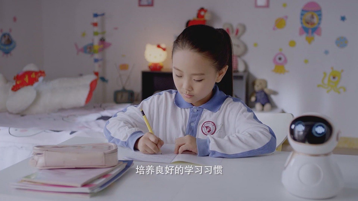 小帅智能教育机器人让孩子教学变得更简单