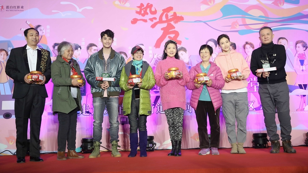 《热爱》走进社区 啜妮淮文现场大跳广场舞 《热爱》走进社区 啜妮淮文现场大跳广场舞