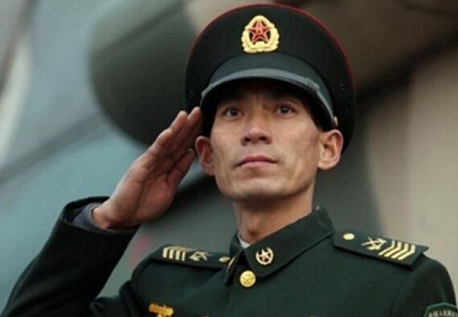 芮银超，原陆军第13集团军某陆航旅一级军士长芮银超。芮银超被飞行人员称为“定海神针”，为了留住他，总部机关曾两次开会专题研究，一改再改特设专业高级士官编制。“部队因我改变特设专业编制，我就要为部队奉献全部青春。”芮银超感激地说，为战友生命安全保险，为战斗力生成保险，为能打胜仗保险，他愿做一根永不断电的“保险丝”。