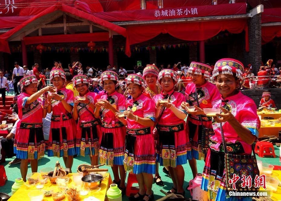 6月15日，在广西桂林市恭城瑶族自治县油茶小镇，2019位瑶族民众在30分钟内完成同时打油茶，同时出锅，创造了“最多人同时一起打油茶”的吉尼斯世界纪录。