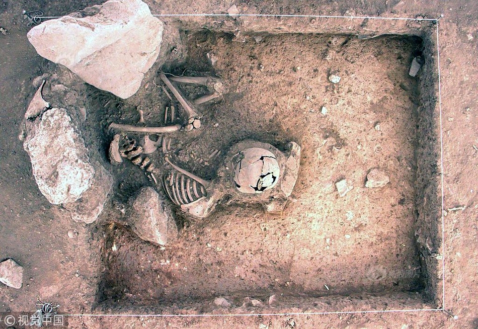 秘鲁考古学家于本周三向秘鲁文化部通报，他们在库斯科山谷发现了两具3000年前的人类遗骸。