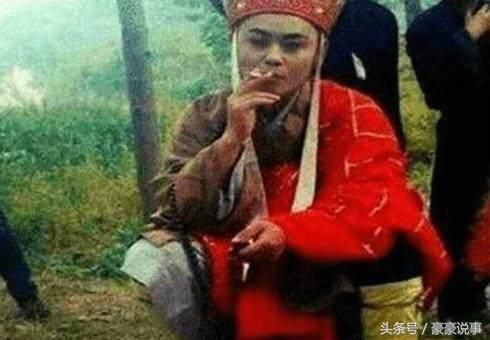 明星片场休息做什么?李解一字马,赵丽颖玩手机