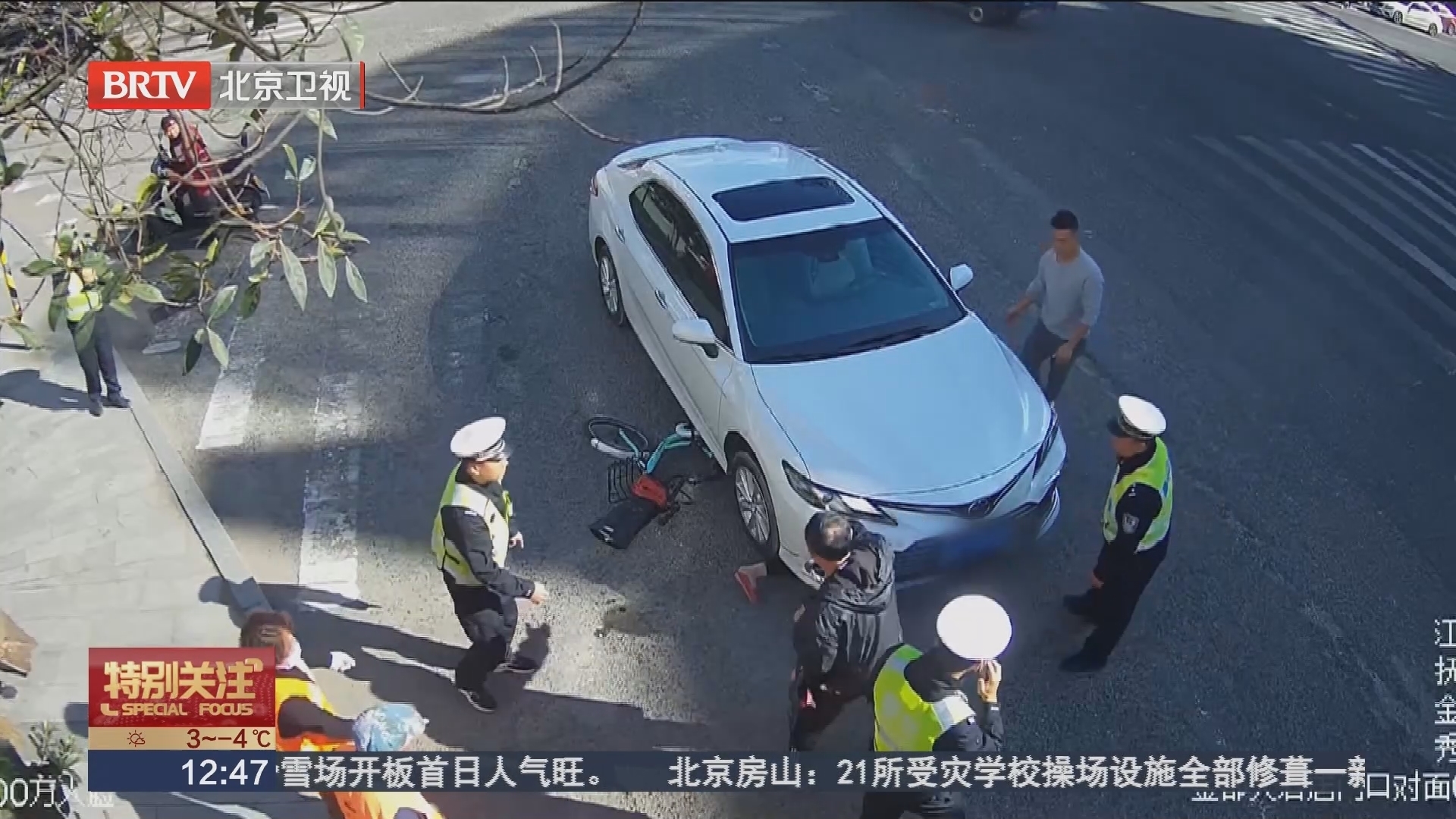 江西抚州 女子被卷入车底 警民合力抬车救人_北京时间