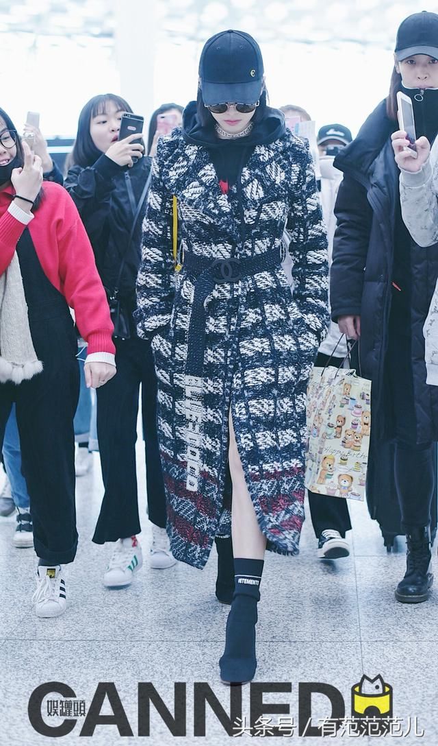 宋茜大冬天光腿穿大衣,还直接穿袜子走路?网友