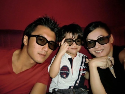 据港媒爆料，谢霆锋身家至少6亿元港币，张柏芝为与儿子共同生活，放弃了要一半身家的要求，这笔钱将会平均分给两位儿子，即各得约1.5亿元的身家，这笔钱将会放进基金，待Lucas与Quintus成年后才可动用。另有爆料称因两人拥有共同抚养权，谢霆锋和谢家至亲都有权随时探望两个孩子，同时协议规定了谢霆锋每月将支付10万港币的生活费，每年一次性付清120万港币。（资料来源：南方都市报）