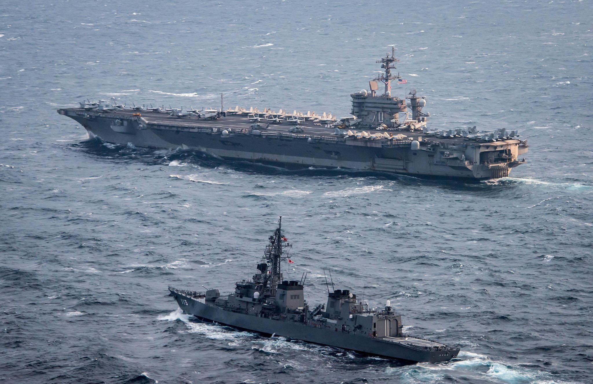 美军航母航行至中国东海 日本军舰随行
