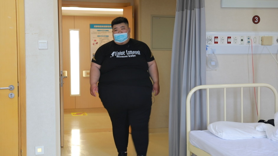 28岁的李明有着超乎常人的体型,身高1米82,腰围1米89,臀围1米86,体重