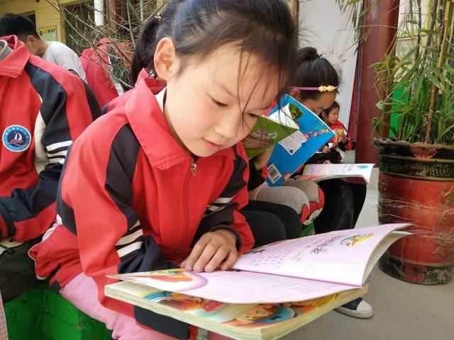 潼关县图书馆流动图书车走进校园"关爱留守儿童 传递书香温暖"