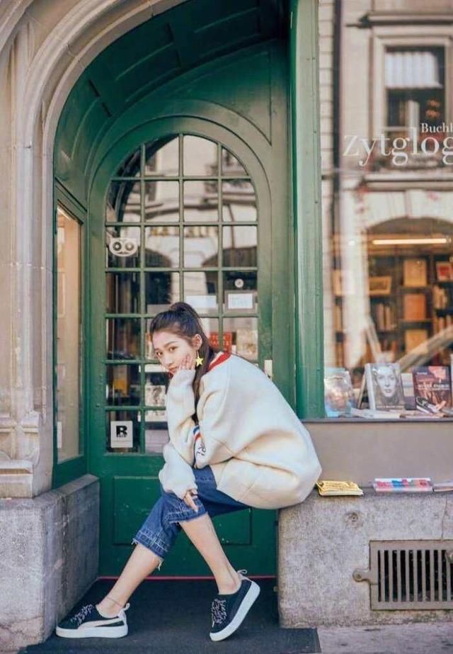 关晓彤这次穿对了,粉色外套配运动鞋,网友:这才