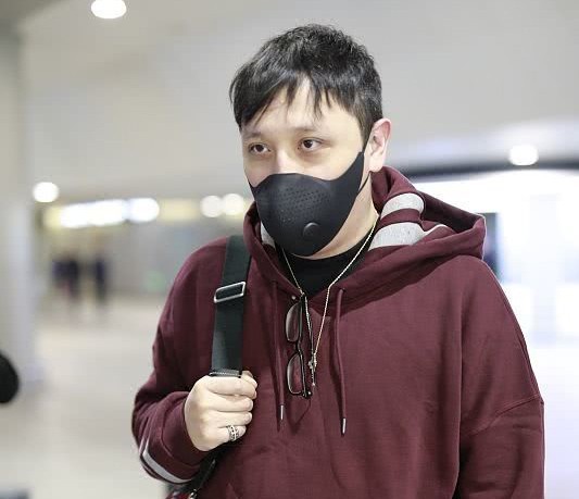 37岁华少素颜现身:黑眼圈严重 头发又油又塌 网友以为是于正