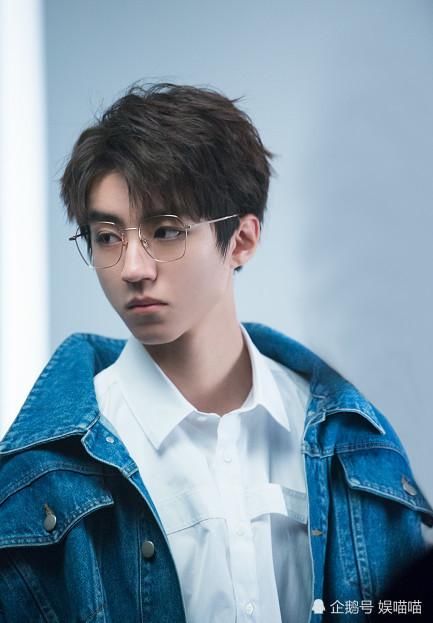 朱一龙真实性格 t01216ab36a984ac18f.jpg?size=433x623