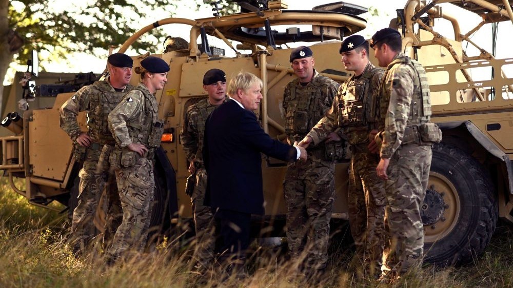 英国首相约翰逊慰问军事人员 尝试操纵无人机