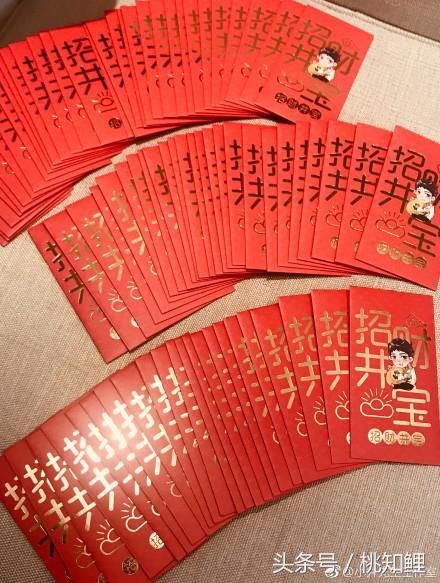 井柏然刘亦菲今晚除夕在一起吃年夜饭发红包,