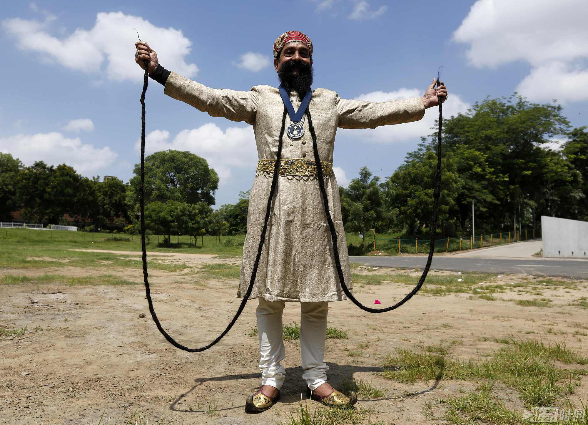 2014年，印度艾哈迈达巴德，民间艺术家Ram Singh Chauhan展示自己的胡须，他是最长胡须吉尼斯世界纪录的保持者，他称自己的胡须5.4米长，从17岁就没有剪过。