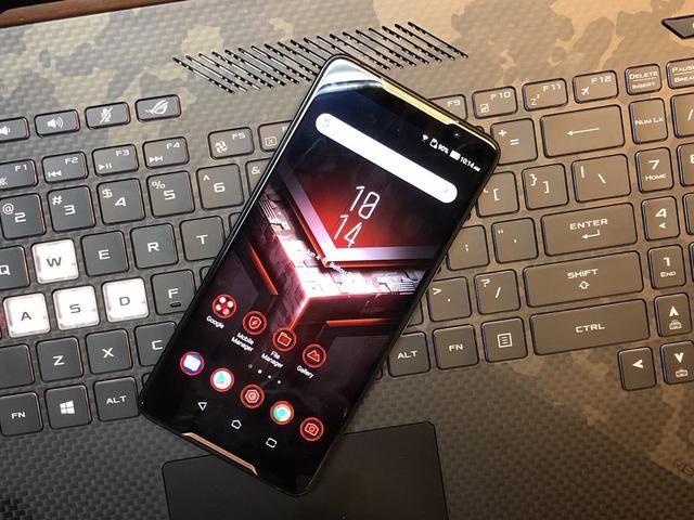 华硕 ROG 电竞手机发布!连同多款专业配件推出