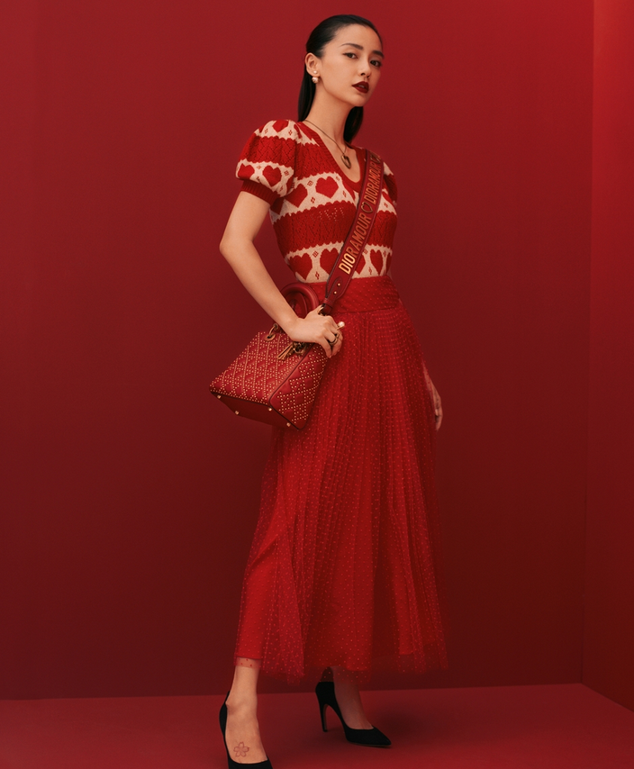 近日,Angelababy拍摄的一组七夕情人节大片曝光。镜头里的Angelababy身着红色桃心毛衣短衫,魅力红唇引人注目,既雅致又摩登,完美示范当代女性的流行风尚。