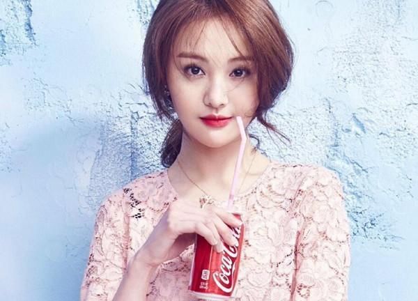 张翰在机场遇到郑爽,被郑爽的衣着吸引的无法