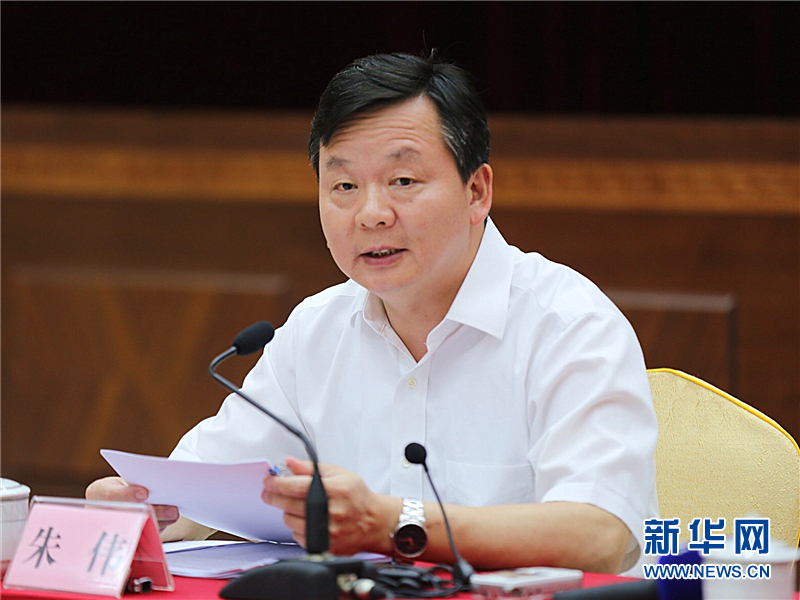 图为佛山市委副书记,市长朱伟介绍从"佛山制造"向"佛山智造"转变的