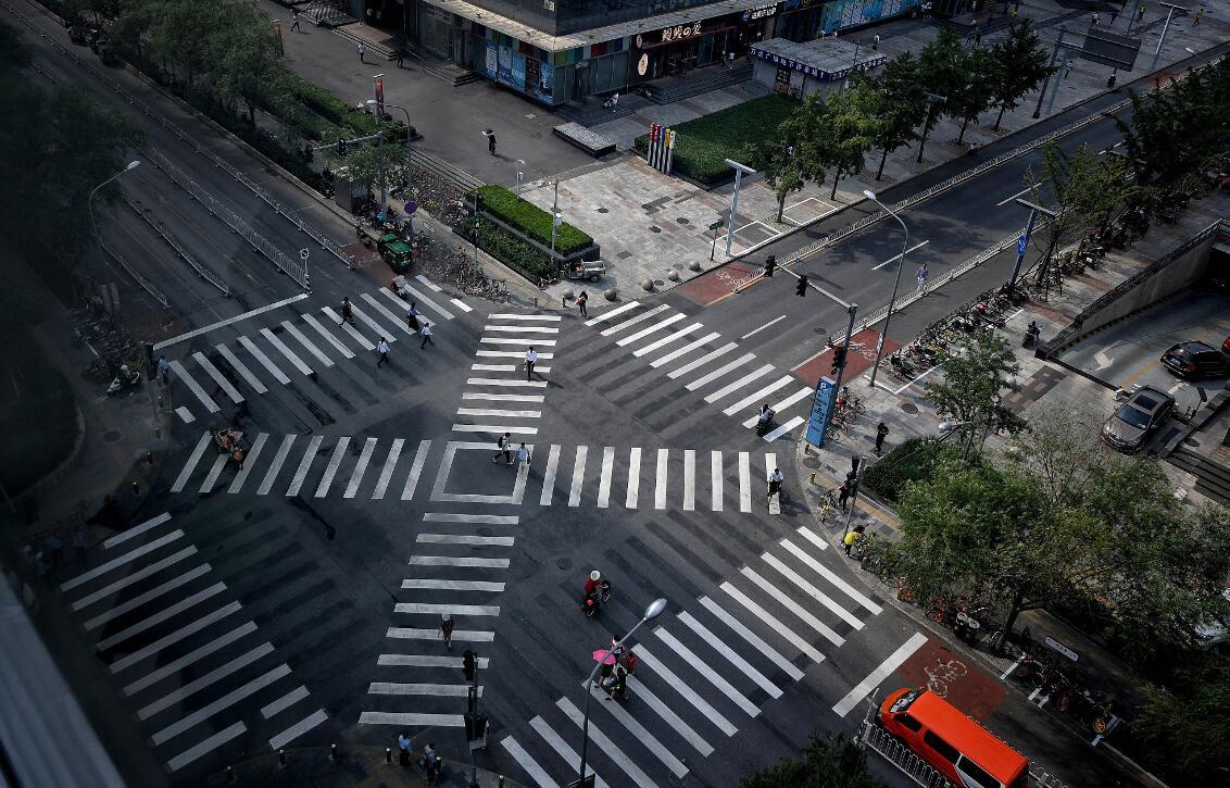 北京市首个全向十字路口设于鲁谷西街与政达路交叉路口，在“行人专属通行时间”内，人行道的信号灯灯均为绿灯，所有车辆需停车等候，行人则可斜穿路口通过。也就是说，在全向十字路口，步行者在某一固定周期内可以在所有方向上自由穿越道路，减少了二次过街的等候时间。