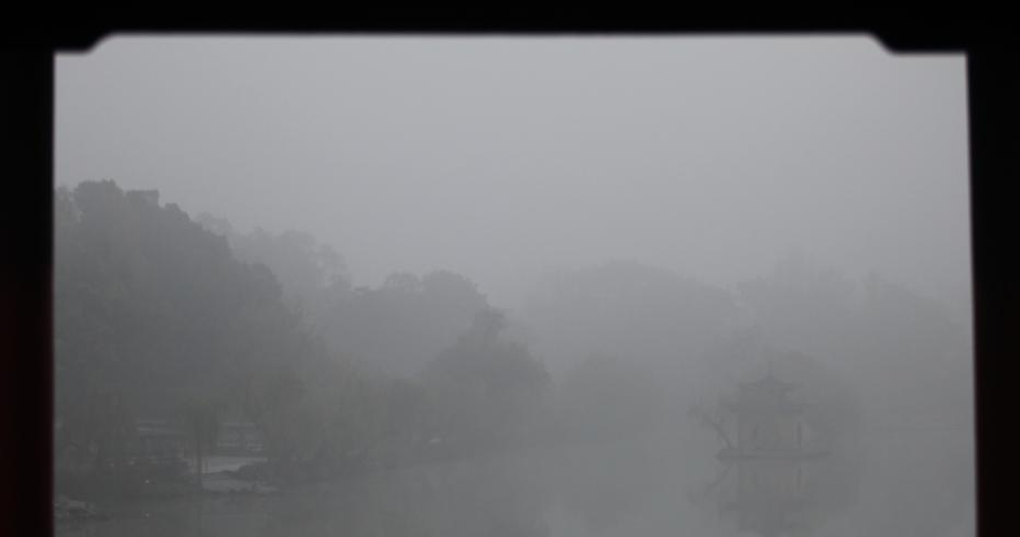 11月26日，古城扬州大雾弥漫，雾中的瘦西湖风景区云雾缭绕，吸引了一批中外摄影爱好者和游人前来采风、游览。图为一片雾茫茫的瘦西湖。