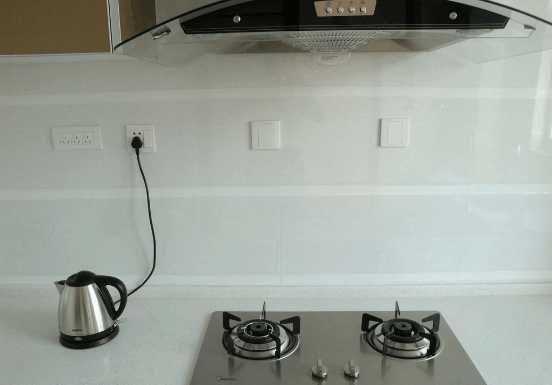 因此厨房里面很多的电器都是越来越智能化了,很多灶台和抽油烟机都是