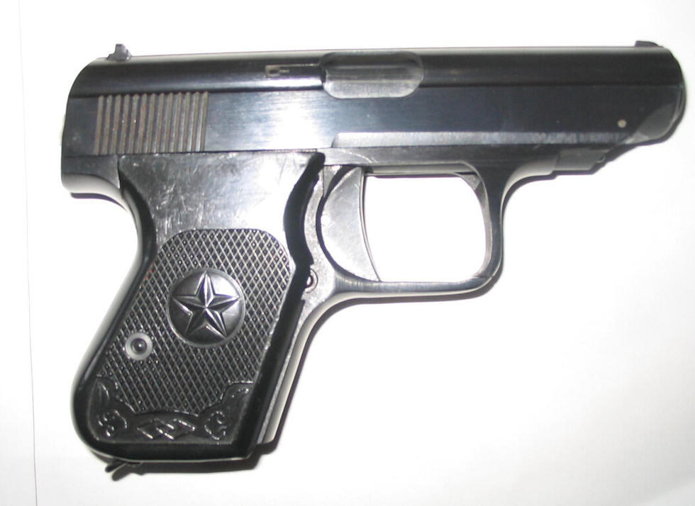 77式手枪近些年亮相较少，也没有54式、64式手枪那么出名，但也曾是一款重要的制式手枪，在解放军、武警部队和公安干警中普遍装备。目前77式手枪在二线部队、公安队伍中还有装备，不过也正在快速的被更先进的92式手枪所取代。