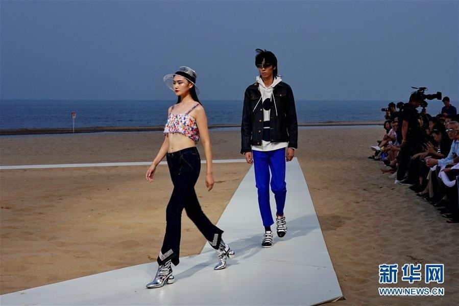 　9月5日，模特在展示皮尔·卡丹时装。 当日，皮尔·卡丹2020春夏大型时装发布会在河北省秦皇岛市北戴河新区阿那亚沙滩举行。 