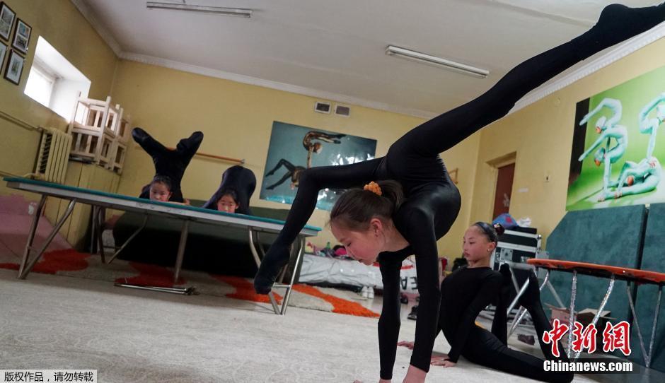 女孩们在进行团队展示练习。