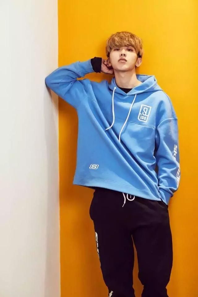 蔡徐坤最新穿衣引热议,披着睡袍外套亮相,脚下