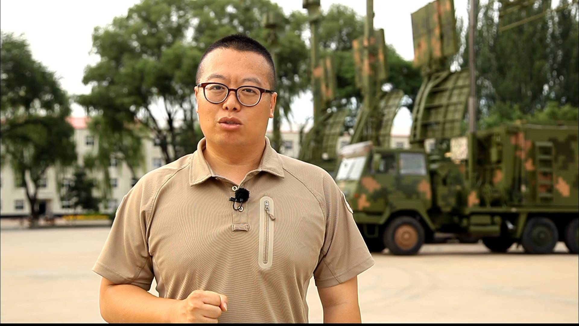 《寻踪英雄路》新闻主播李小兵