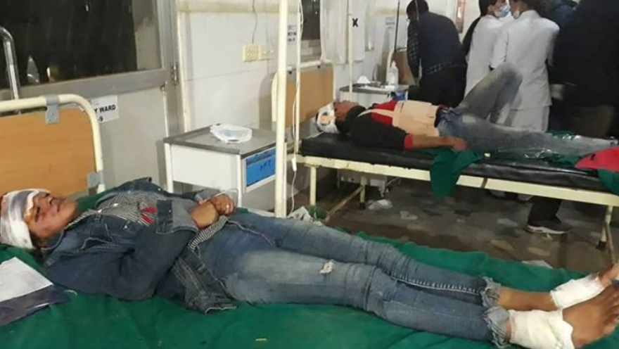 尼泊尔载37人巴士从700米悬崖坠落 致23死14