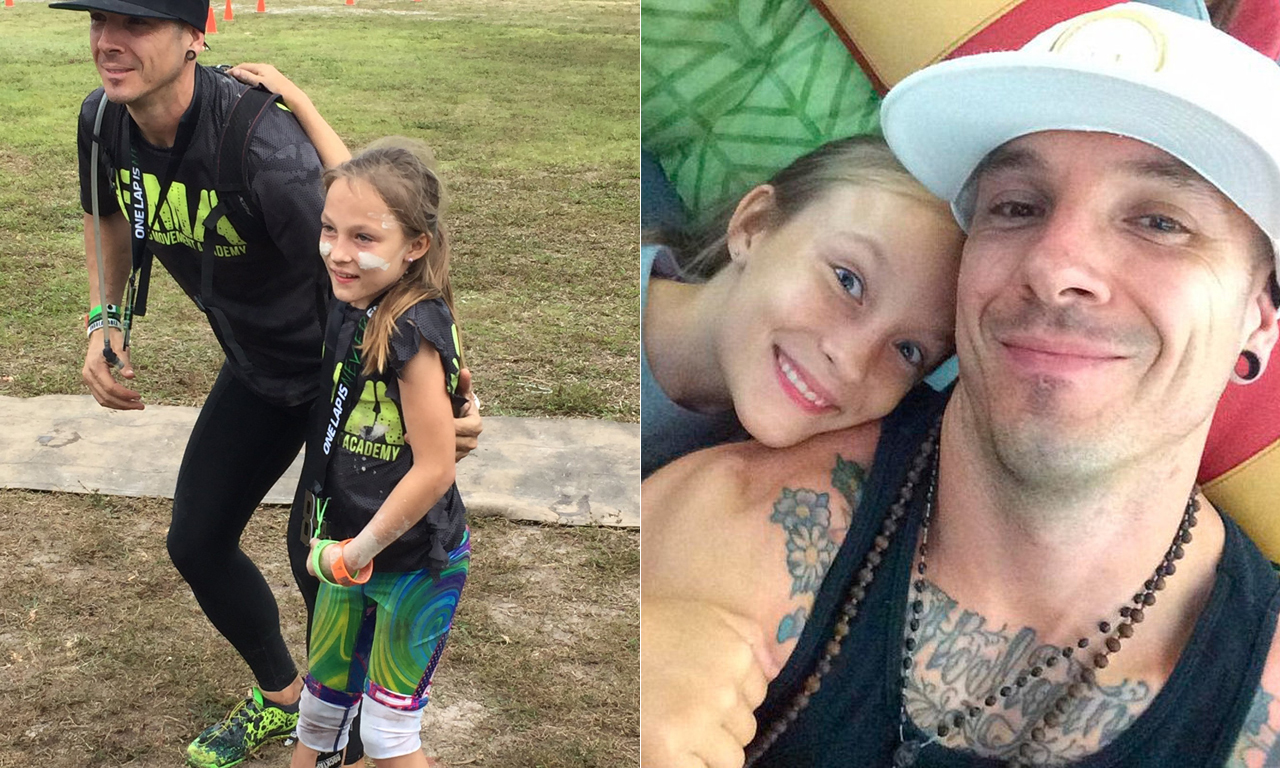 起初人们把挤在一群壮汉中的米拉，误以为是来给父亲加油或者帮父亲照看衣服物品的小女孩。