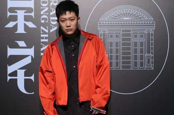 从照片上看,pgone既没有贾乃亮帅气,更没有贾乃亮的身高,至于人品